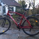 Hoewel de Spider cabrio buiten overwintert en wekelijks gebruikt wordt vind ik het beter om dagelijks een uur te fietsen op mijn Alfa Romeo. Onder alle omstandigheden kan ik op mijn Spider horloge zien hoe laat het is. Ik ben erg enthousiast over mijn 916 van 1998, die ik mei 2017 heb aangeschaft. Ik heb er achter wel parkeersensoren op laten zetten in een nieuwe kentekenplaathouder. Bij Alfa Specialist van Hernen in Rockanje is de gasklep gereinigd en stationair ingeleerd met een speciale Alfa Romeo computer voor een paar tientjes, want de motor sloeg steeds af. Met een Bosch computer komt dat niet goed. Daarna zijn er Powerflex bussen op de draagarmen achter gemonteerd, waardoor de wegligging een stuk verbeterd is. Arbeidsloon is de grootste kostenpost daarbij. Voor de rest rijdt het probleemloos.