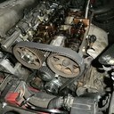 Op 16 maart was het dan na vele plezierige kilometers weer zover. Operatie distributieriem vernieuwen in Mariaparochie (Almelo) bij Apri Motoren Service. Een superspecialist voor Alfa, direct in mijn achtertuin. Hier een aantal technische foto's van de nieuwe distributie riem set + rollen, nieuwe balansas riem set + rol	en nieuwe waterpomp. Natuurlijk helemaal goed afgesteld rijdt mijn Spider 916 weer als nieuw. Ik kan het iedereen aanraden die (nog) op zoek is naar een echte Alfa specialist naar Apri te gaan: AMS v.o.fApri Motoren Service. Revisie & InstallatieAlmeloseweg 1827614 LB MariaparochieTel.: 00 31 (0)6 26650889amsinfo@aprimotorenservice.nlwww.aprimotorenservice.nl