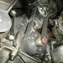 Op 16 maart was het dan na vele plezierige kilometers weer zover. Operatie distributieriem vernieuwen in Mariaparochie (Almelo) bij Apri Motoren Service. Een superspecialist voor Alfa, direct in mijn achtertuin. Hier een aantal technische foto's van de nieuwe distributie riem set + rollen, nieuwe balansas riem set + rol	en nieuwe waterpomp. Natuurlijk helemaal goed afgesteld rijdt mijn Spider 916 weer als nieuw. Ik kan het iedereen aanraden die (nog) op zoek is naar een echte Alfa specialist naar Apri te gaan: AMS v.o.fApri Motoren Service. Revisie & InstallatieAlmeloseweg 1827614 LB MariaparochieTel.: 00 31 (0)6 26650889amsinfo@aprimotorenservice.nlwww.aprimotorenservice.nl