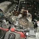 Op 16 maart was het dan na vele plezierige kilometers weer zover. Operatie distributieriem vernieuwen in Mariaparochie (Almelo) bij Apri Motoren Service. Een superspecialist voor Alfa, direct in mijn achtertuin. Hier een aantal technische foto's van de nieuwe distributie riem set + rollen, nieuwe balansas riem set + rol	en nieuwe waterpomp. Natuurlijk helemaal goed afgesteld rijdt mijn Spider 916 weer als nieuw. Ik kan het iedereen aanraden die (nog) op zoek is naar een echte Alfa specialist naar Apri te gaan: AMS v.o.fApri Motoren Service. Revisie & InstallatieAlmeloseweg 1827614 LB MariaparochieTel.: 00 31 (0)6 26650889amsinfo@aprimotorenservice.nlwww.aprimotorenservice.nl