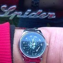 Hoewel de Spider cabrio buiten overwintert en wekelijks gebruikt wordt vind ik het beter om dagelijks een uur te fietsen op mijn Alfa Romeo. Onder alle omstandigheden kan ik op mijn Spider horloge zien hoe laat het is. Ik ben erg enthousiast over mijn 916 van 1998, die ik mei 2017 heb aangeschaft. Ik heb er achter wel parkeersensoren op laten zetten in een nieuwe kentekenplaathouder. Bij Alfa Specialist van Hernen in Rockanje is de gasklep gereinigd en stationair ingeleerd met een speciale Alfa Romeo computer voor een paar tientjes, want de motor sloeg steeds af. Met een Bosch computer komt dat niet goed. Daarna zijn er Powerflex bussen op de draagarmen achter gemonteerd, waardoor de wegligging een stuk verbeterd is. Arbeidsloon is de grootste kostenpost daarbij. Voor de rest rijdt het probleemloos.