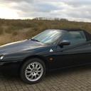Hoewel de Spider cabrio buiten overwintert en wekelijks gebruikt wordt vind ik het beter om dagelijks een uur te fietsen op mijn Alfa Romeo. Onder alle omstandigheden kan ik op mijn Spider horloge zien hoe laat het is. Ik ben erg enthousiast over mijn 916 van 1998, die ik mei 2017 heb aangeschaft. Ik heb er achter wel parkeersensoren op laten zetten in een nieuwe kentekenplaathouder. Bij Alfa Specialist van Hernen in Rockanje is de gasklep gereinigd en stationair ingeleerd met een speciale Alfa Romeo computer voor een paar tientjes, want de motor sloeg steeds af. Met een Bosch computer komt dat niet goed. Daarna zijn er Powerflex bussen op de draagarmen achter gemonteerd, waardoor de wegligging een stuk verbeterd is. Arbeidsloon is de grootste kostenpost daarbij. Voor de rest rijdt het probleemloos.