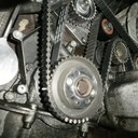 Op 16 maart was het dan na vele plezierige kilometers weer zover. Operatie distributieriem vernieuwen in Mariaparochie (Almelo) bij Apri Motoren Service. Een superspecialist voor Alfa, direct in mijn achtertuin. Hier een aantal technische foto's van de nieuwe distributie riem set + rollen, nieuwe balansas riem set + rol	en nieuwe waterpomp. Natuurlijk helemaal goed afgesteld rijdt mijn Spider 916 weer als nieuw. Ik kan het iedereen aanraden die (nog) op zoek is naar een echte Alfa specialist naar Apri te gaan: AMS v.o.fApri Motoren Service. Revisie & InstallatieAlmeloseweg 1827614 LB MariaparochieTel.: 00 31 (0)6 26650889amsinfo@aprimotorenservice.nlwww.aprimotorenservice.nl