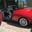 Sex met een Italiaanse.<br /><br />Stilletje open ik de deuren in de nog nadonkerende ochtend. Ik sluip naar binnen, de sleutel in de hand. Ik open het portier, sluit het zacht, draai de sleutel om, een donkere roffel vult de ruimte. Ik draai en priemend kijken twee ogen het ochtendlicht tegemoet. Ik rij haar naar buiten, stap uut en glanzend in de ochtendzon sta je daar... sensuele rondingen vangen mijn oog, je prachtige rondingen, sensuele flanken, de zachte gloed over je ombezoedelde huid...<br /><br />Een 916 spider...the best there is....