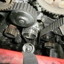 Op 16 maart was het dan na vele plezierige kilometers weer zover. Operatie distributieriem vernieuwen in Mariaparochie (Almelo) bij Apri Motoren Service. Een superspecialist voor Alfa, direct in mijn achtertuin. Hier een aantal technische foto's van de nieuwe distributie riem set + rollen, nieuwe balansas riem set + rol	en nieuwe waterpomp. Natuurlijk helemaal goed afgesteld rijdt mijn Spider 916 weer als nieuw. Ik kan het iedereen aanraden die (nog) op zoek is naar een echte Alfa specialist naar Apri te gaan: AMS v.o.fApri Motoren Service. Revisie & InstallatieAlmeloseweg 1827614 LB MariaparochieTel.: 00 31 (0)6 26650889amsinfo@aprimotorenservice.nlwww.aprimotorenservice.nl
